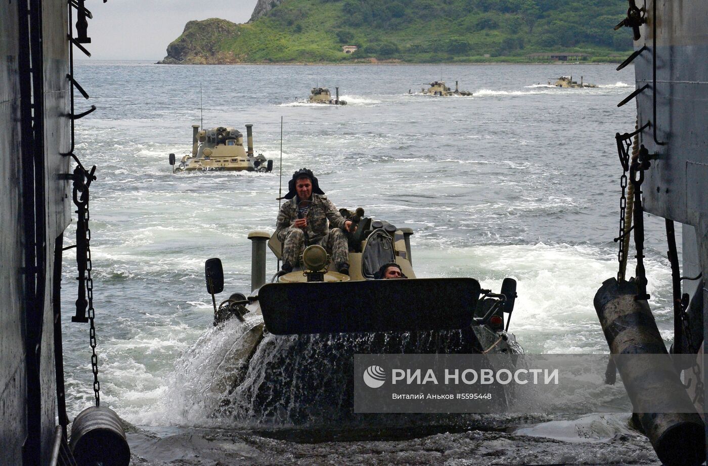 Тренировка роты морской  пехоты  на  новых бронетранспортерах БТР-82А  во Владивостоке