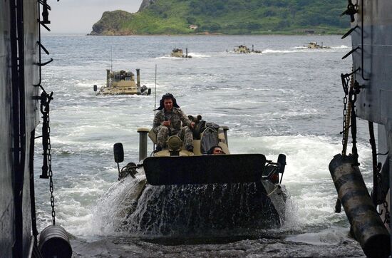 Тренировка роты морской  пехоты  на  новых бронетранспортерах БТР-82А  во Владивостоке
