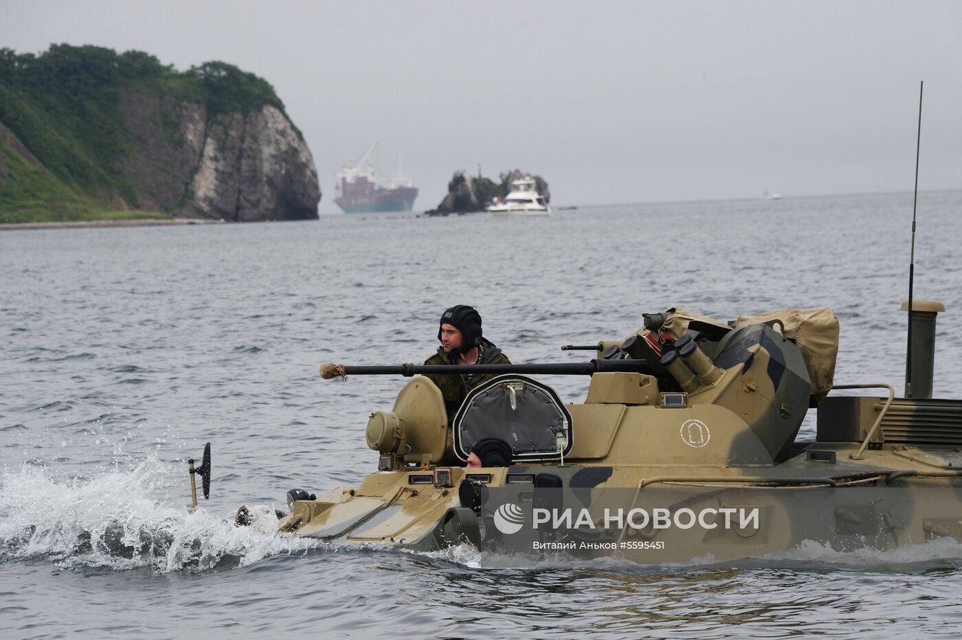 Тренировка роты морской  пехоты  на  новых бронетранспортерах БТР-82А  во Владивостоке