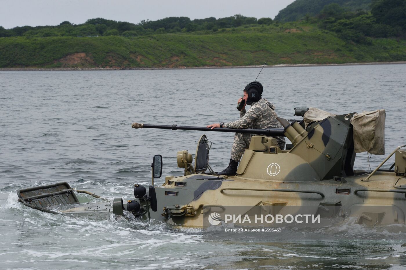 Тренировка роты морской  пехоты  на  новых бронетранспортерах БТР-82А  во Владивостоке