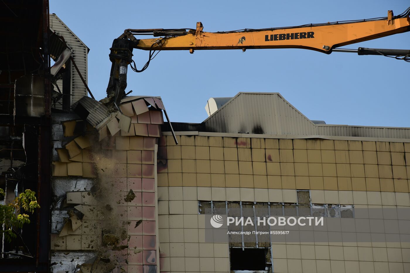 Снос здания ТЦ "Зимняя вишня" в Кемерово