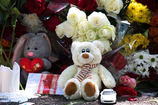 Цветы в память о фигуристе Д. Тене в Алма-Ате