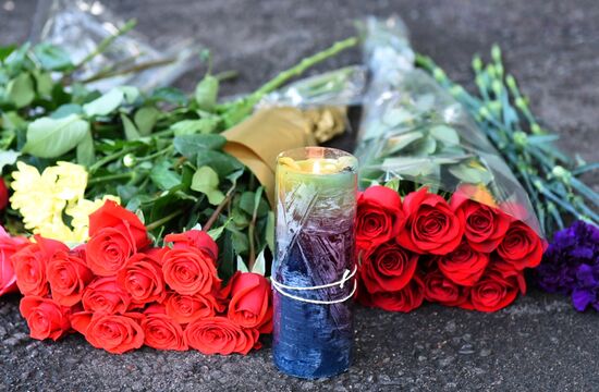 Цветы в память о фигуристе Д. Тене в Алма-Ате