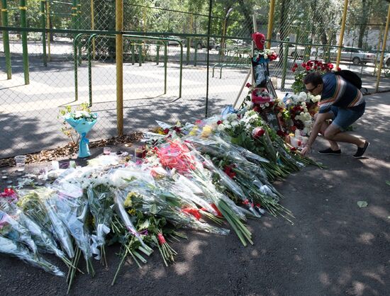 Цветы в память о фигуристе Д. Тене в Алма-Ате