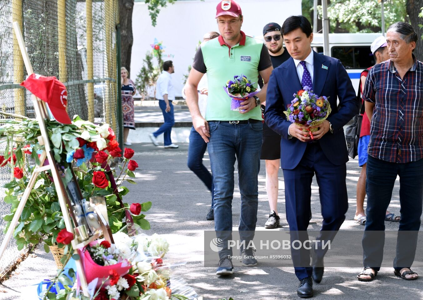 Цветы в память о фигуристе Д. Тене в Алма-Ате