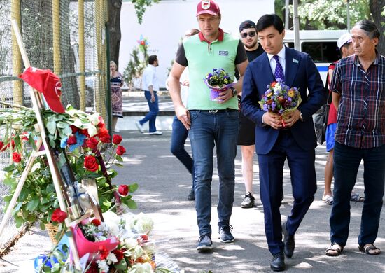 Цветы в память о фигуристе Д. Тене в Алма-Ате