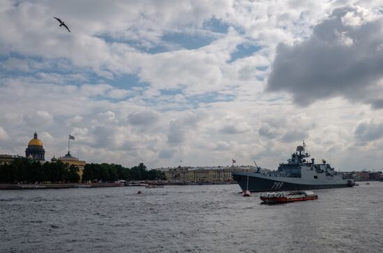 Боевые корабли ВМФ России в акватории Невы