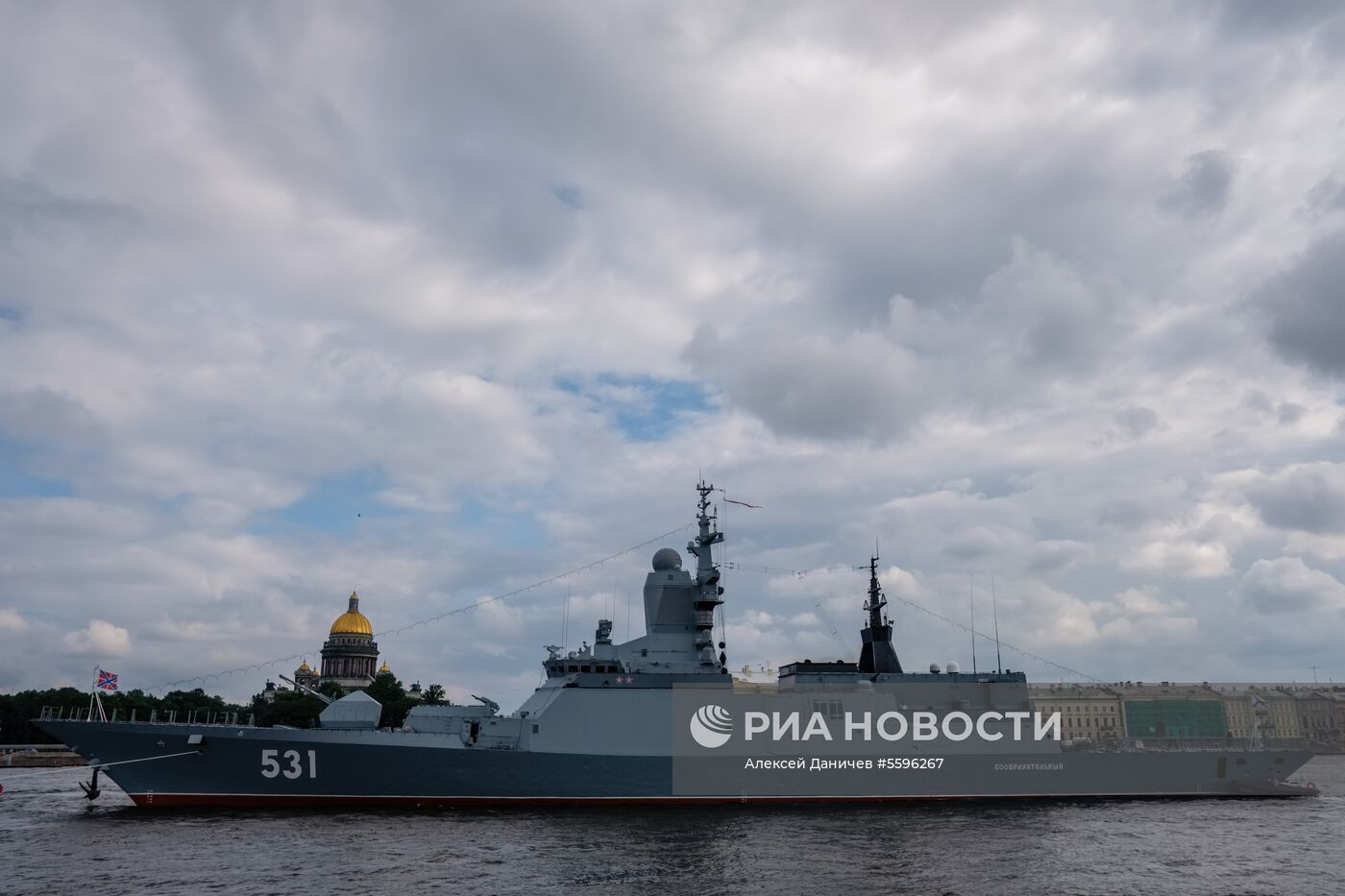 Боевые корабли ВМФ России в акватории Невы