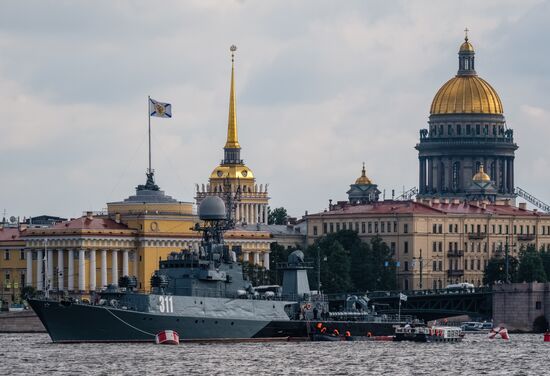 Боевые корабли ВМФ России в акватории Невы