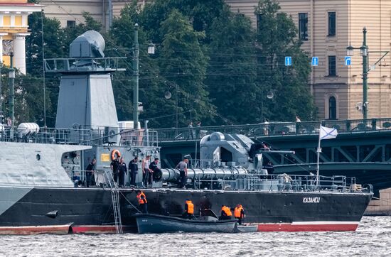 Боевые корабли ВМФ России в акватории Невы