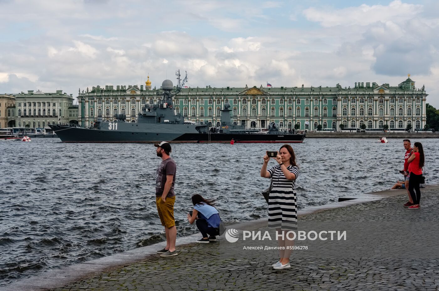 Боевые корабли ВМФ России в акватории Невы