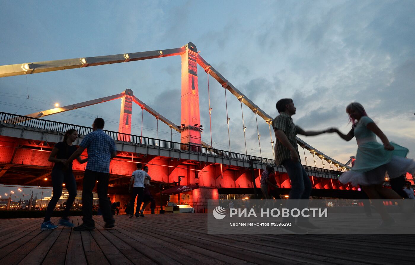 Крымский мост подсветили в честь 50-летия Специальной Олимпиады