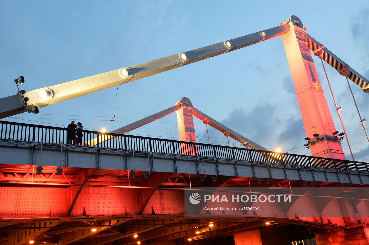 Крымский мост подсветили в честь 50-летия Специальной Олимпиады