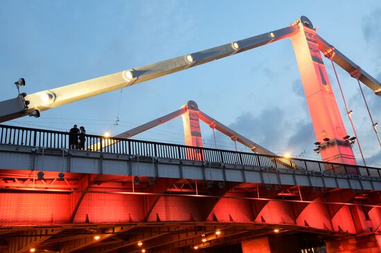 Крымский мост подсветили в честь 50-летия Специальной Олимпиады