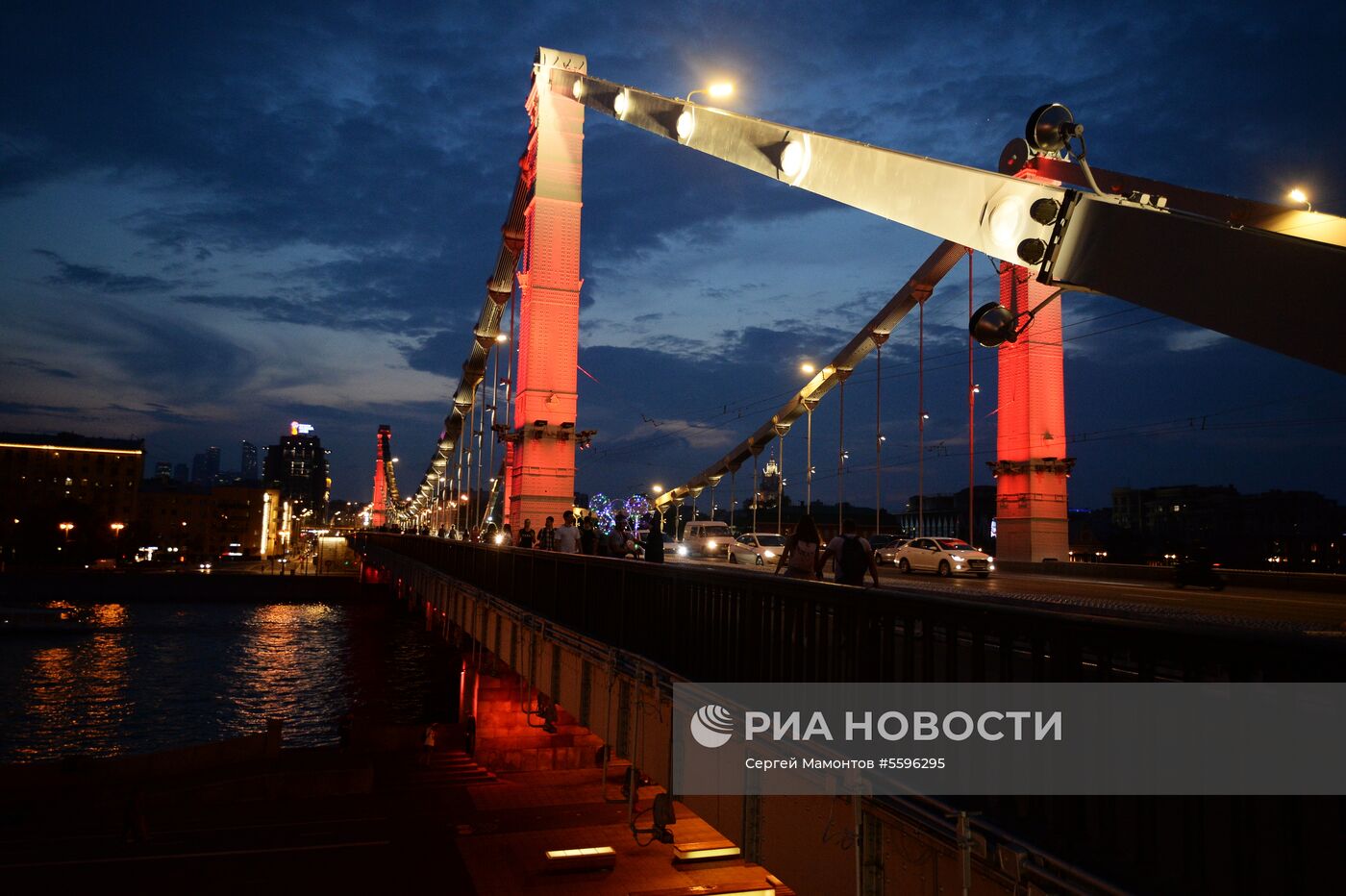 Крымский мост подсветили в честь 50-летия Специальной Олимпиады