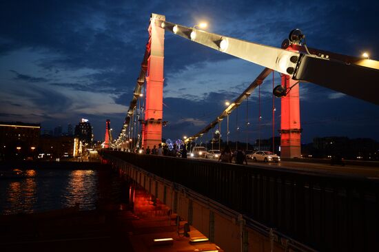 Крымский мост подсветили в честь 50-летия Специальной Олимпиады