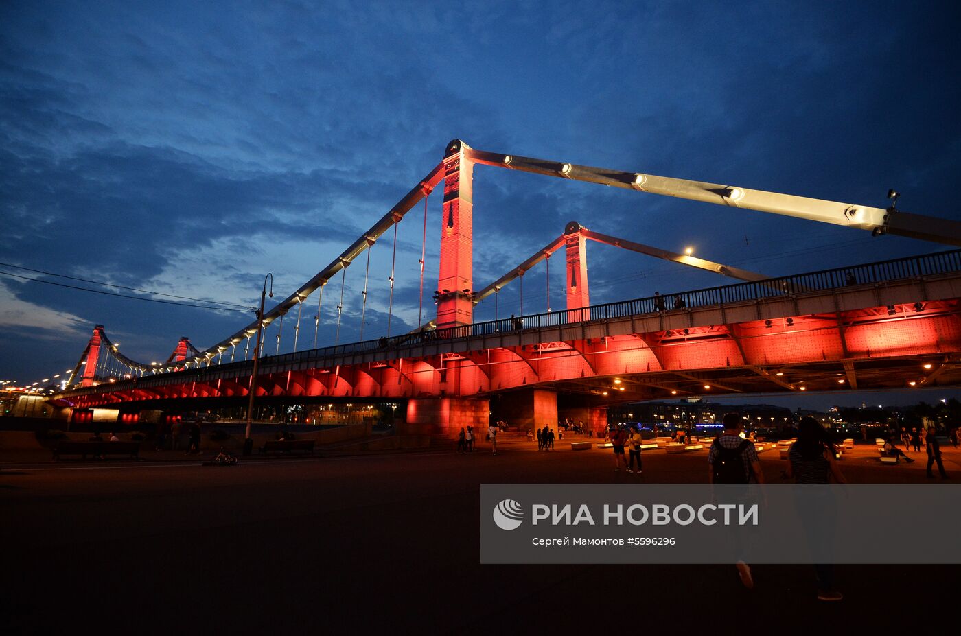 Крымский мост подсветили в честь 50-летия Специальной Олимпиады