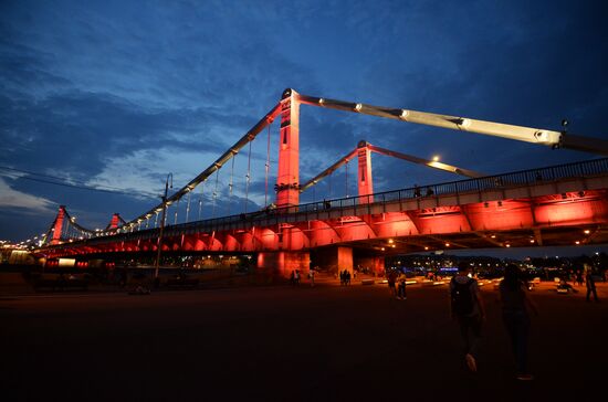Крымский мост подсветили в честь 50-летия Специальной Олимпиады