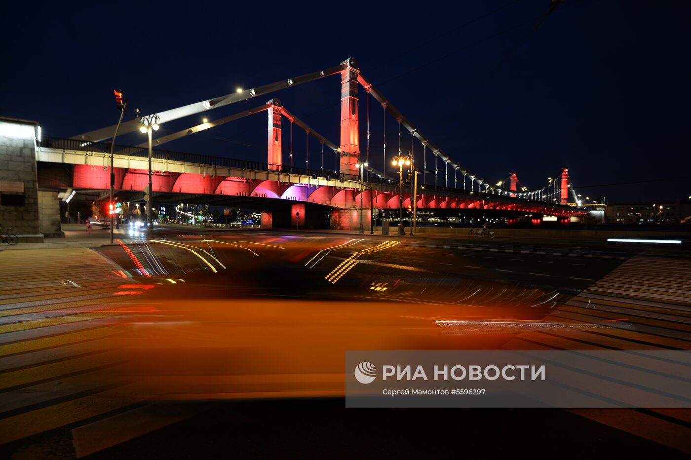 Крымский мост подсветили в честь 50-летия Специальной Олимпиады