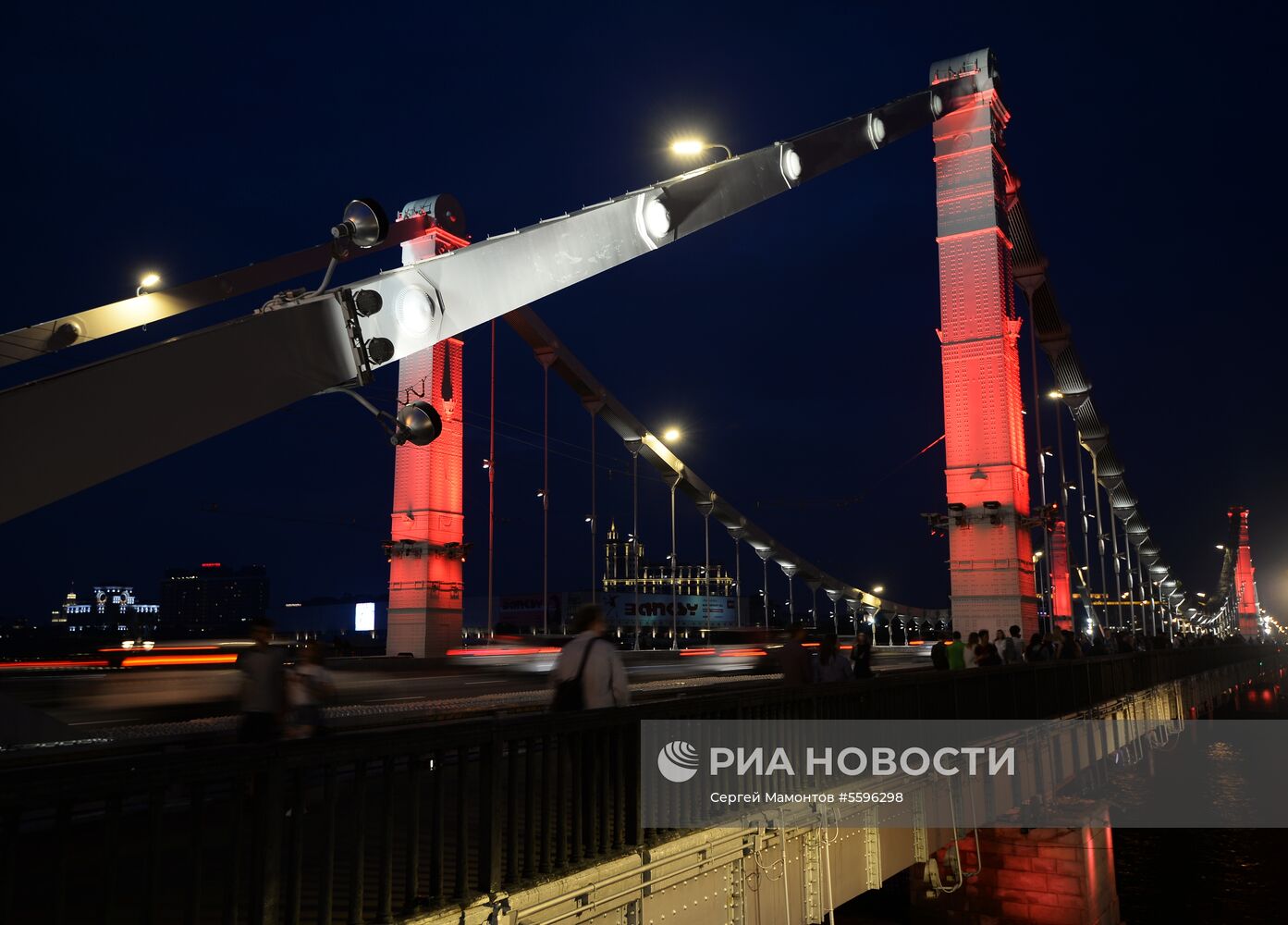 Крымский мост подсветили в честь 50-летия Специальной Олимпиады