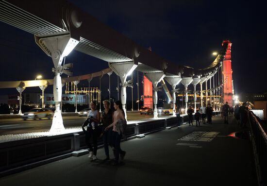 Крымский мост подсветили в честь 50-летия Специальной Олимпиады