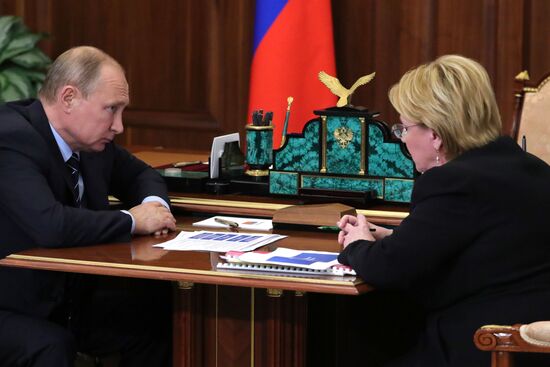 Рабочая встреча президента РФ В. Путина с министром здравоохранения РФ В. Скворцовой
