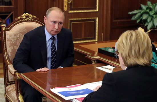 Рабочая встреча президента РФ В. Путина с министром здравоохранения РФ В. Скворцовой