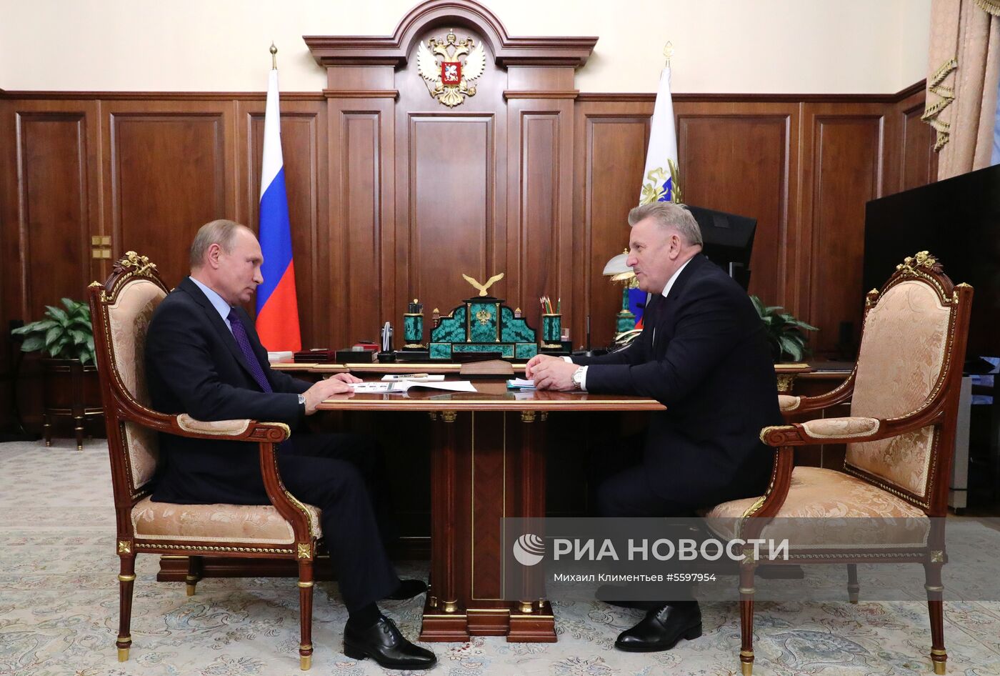 Президент РФ В. Путин встретился с губернатором Хабаровского края В. Шпортом