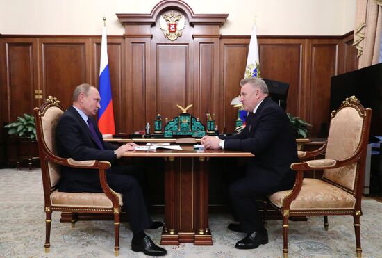 Президент РФ В. Путин встретился с губернатором Хабаровского края В. Шпортом