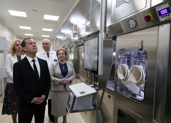 Премьер-министр РФ Д. Медведев посетил Онкорадиологический центр в подмосковной Балашихе