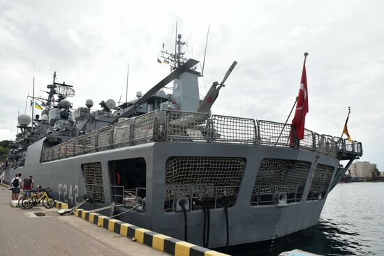 Группа кораблей четырех стран НАТО зашла в порт Одессы