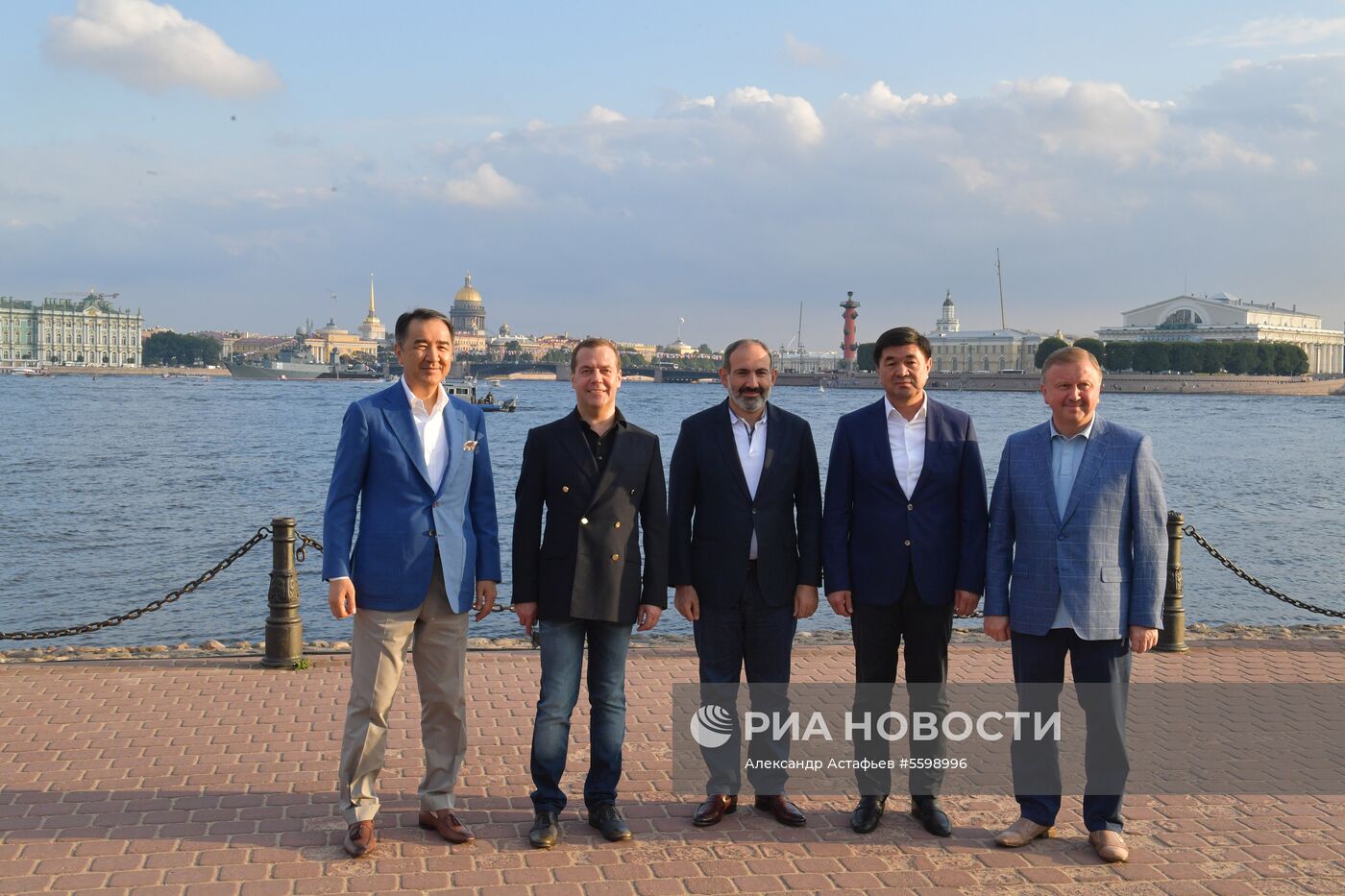 Премьер-министр РФ Д. Медведев прибыл в Санкт-Петербург для участия в заседании ЕАЭС