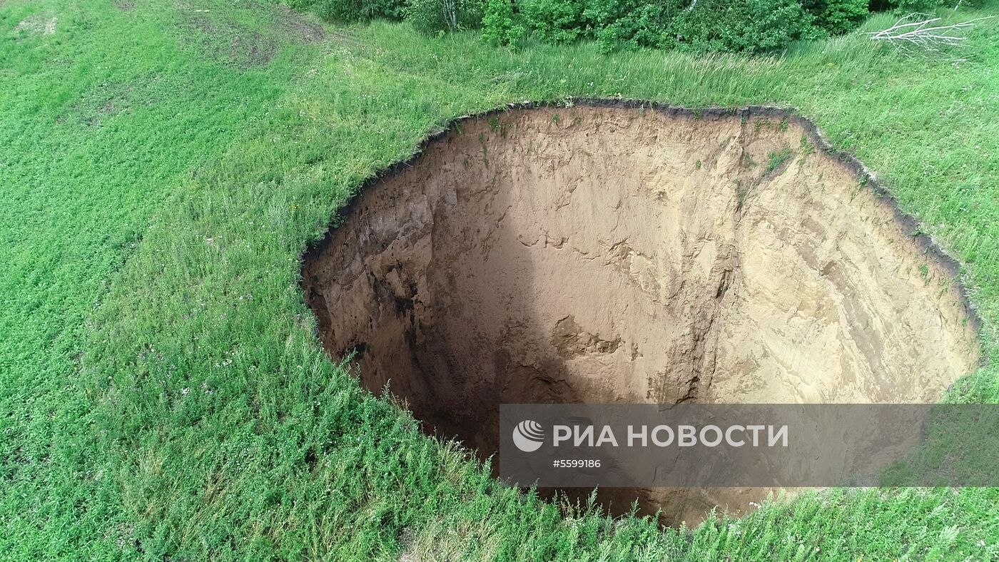 В Нижегородской области образовалась карстовая воронка