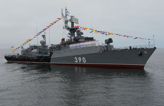 Генеральная репетиция морского парада во Владивостоке накануне Дня ВМФ России