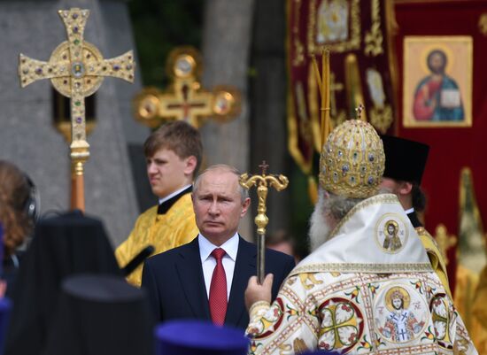 Президент РФ В. Путин принимает участие в торжественных мероприятиях по случаю 1030-летия Крещения Руси