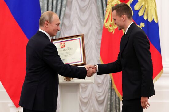 Церемония вручения президентом РФ В. Путиным госнаград членам сборной России по футболу