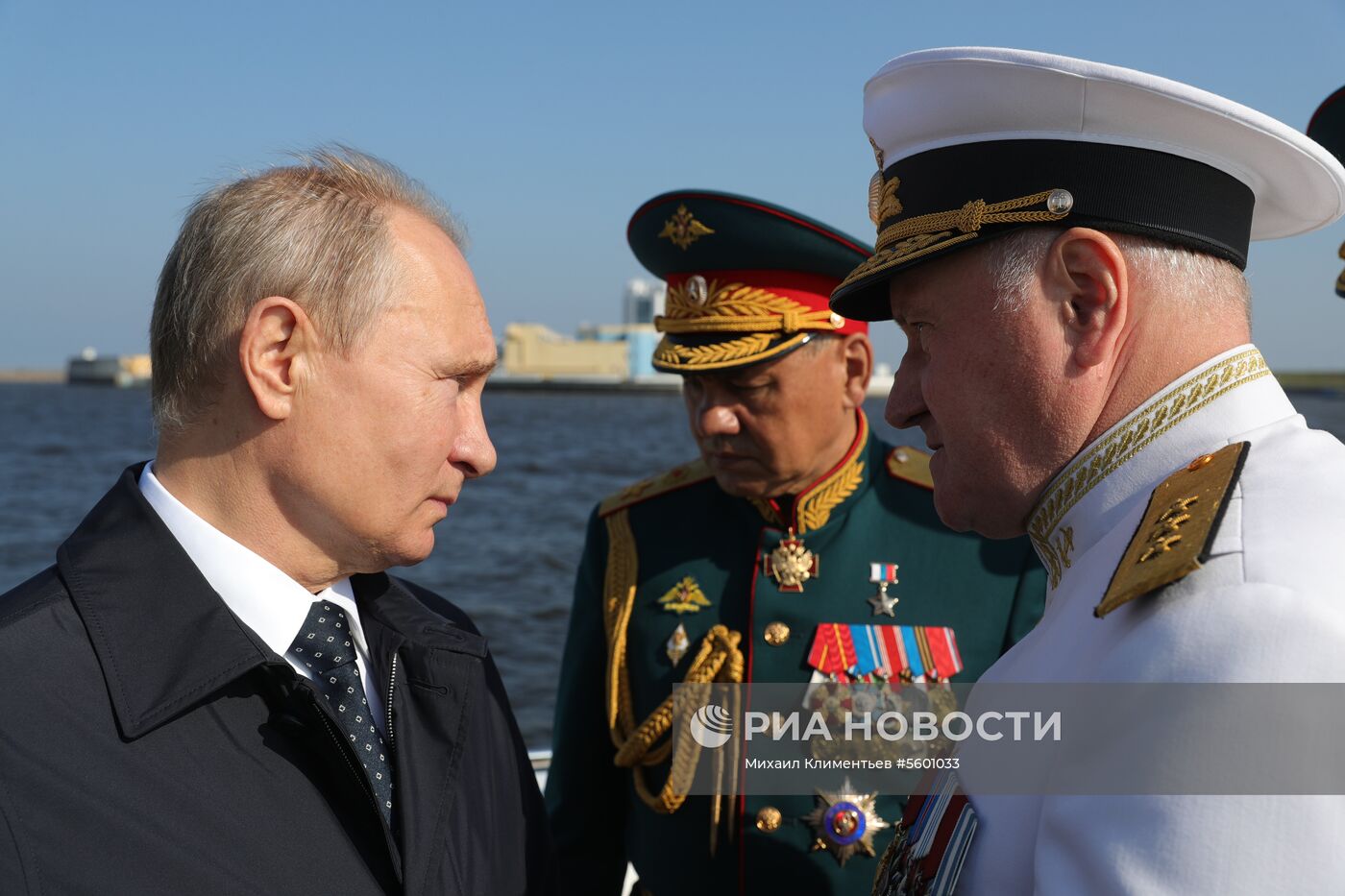Президент РФ В. Путин посетил Главный военно-морской парад