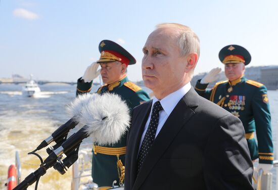 Президент РФ В. Путин посетил Главный военно-морской парад