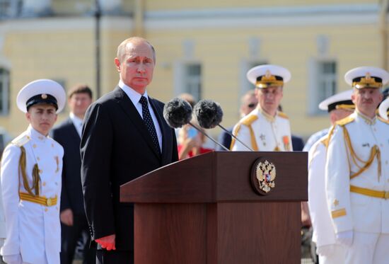 Президент РФ В. Путин посетил Главный военно-морской парад