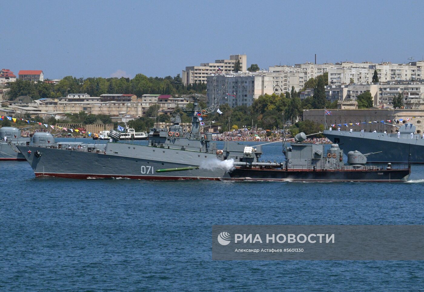 Премьер-министр РФ Д. Медведев принял участие в праздновании Дня ВМФ в Севастополе