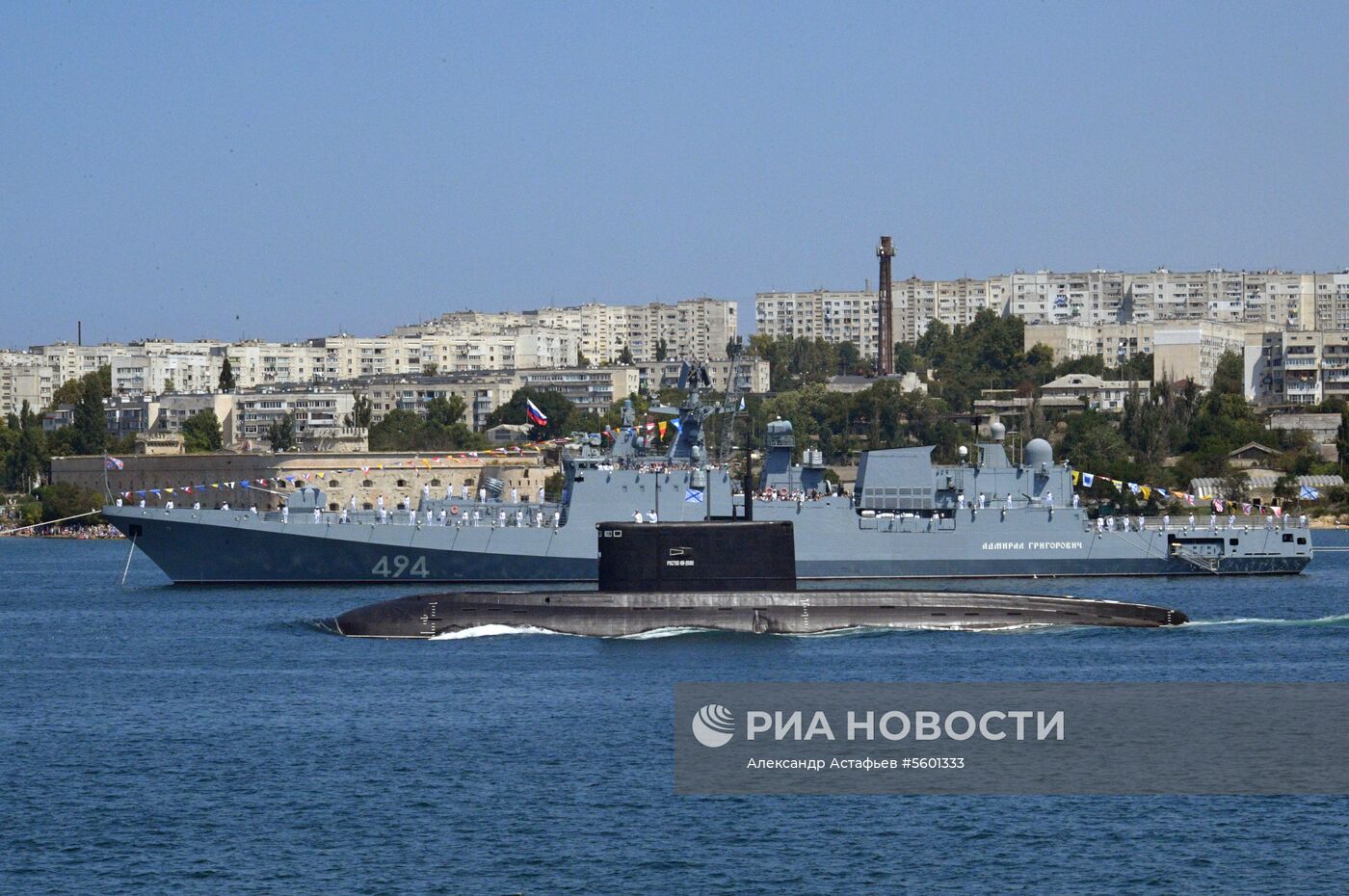 Премьер-министр РФ Д. Медведев принял участие в праздновании Дня ВМФ в Севастополе