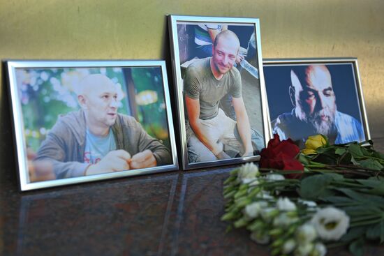 Цветы у Дома журналиста в память о троих убитых в Центральноафриканской Республике журналистах
