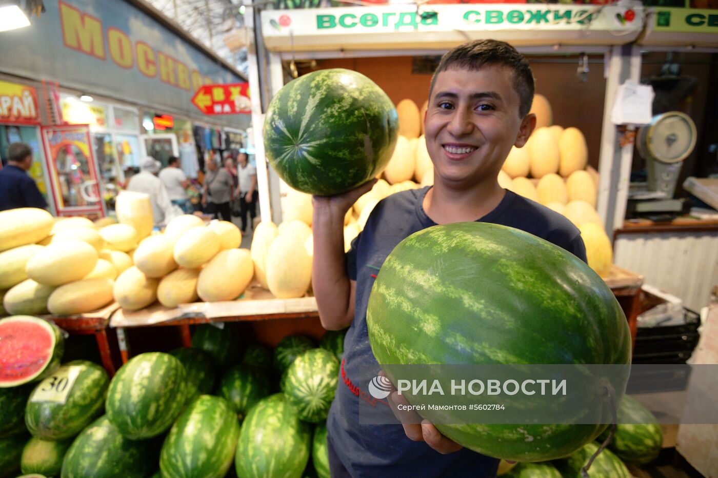 Продажа дынь и арбузов в Москве. 