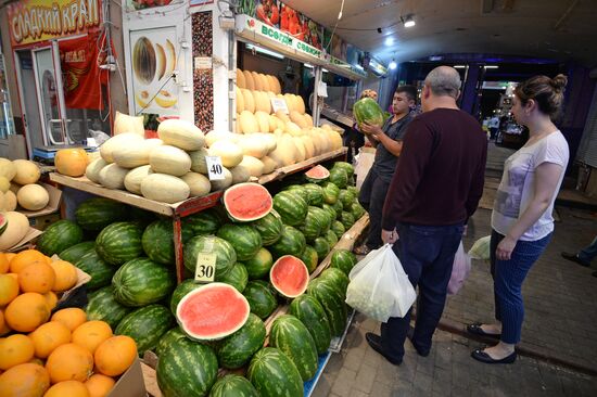 Продажа дынь и арбузов в Москве. 