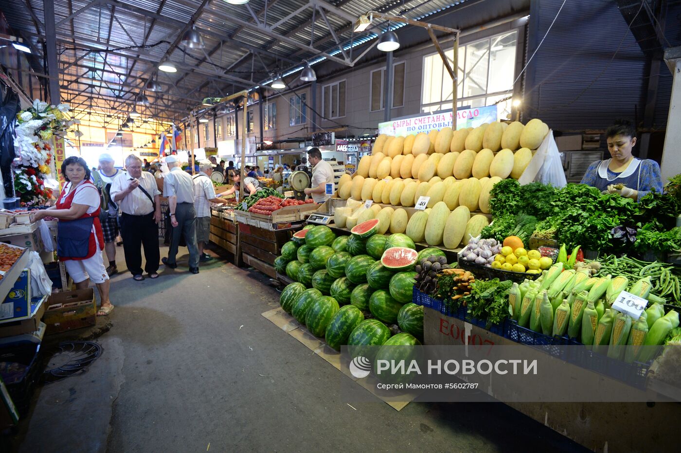 Продажа дынь и арбузов в Москве. 