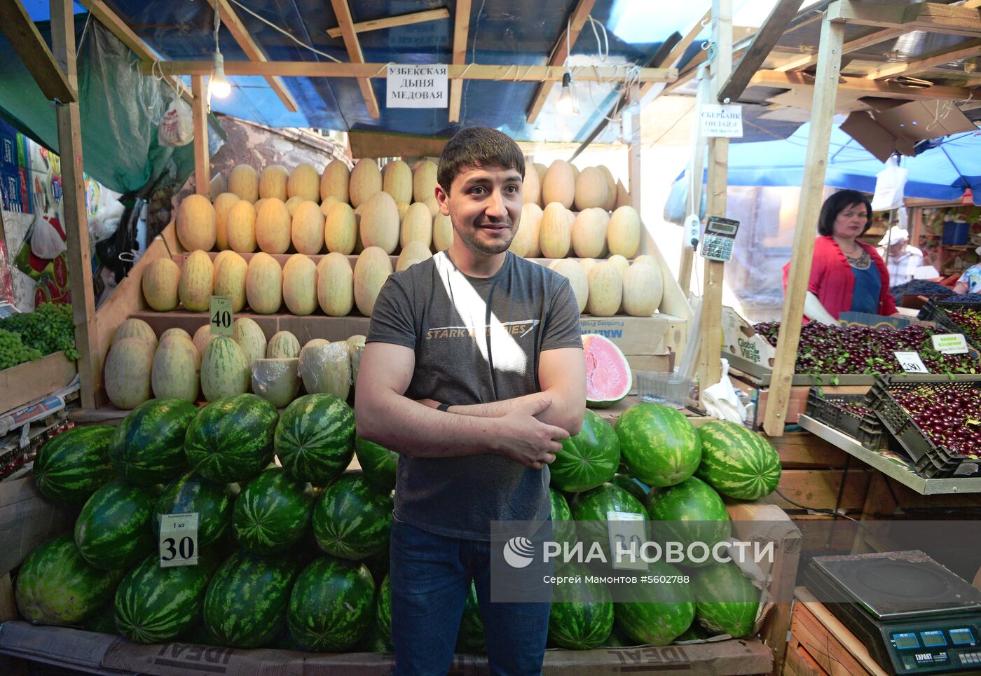 Продажа дынь и арбузов в Москве. 
