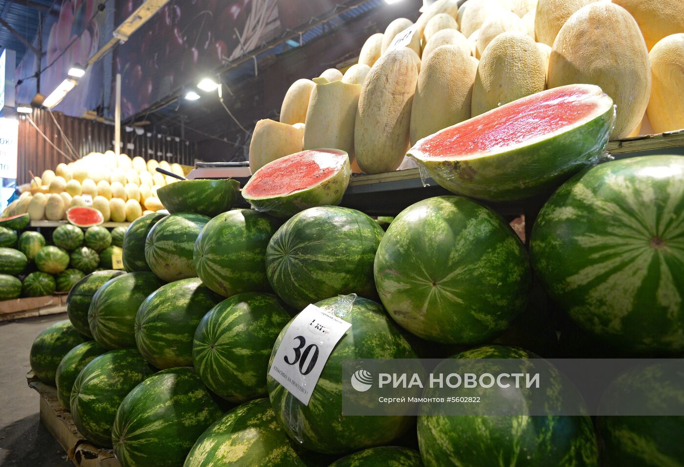 Продажа дынь и арбузов в Москве.