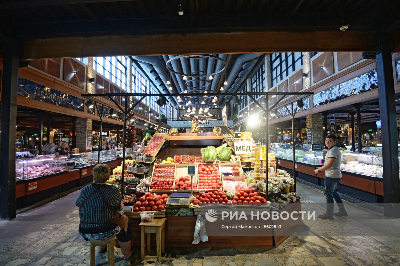 Продажа дынь и арбузов в Москве. 