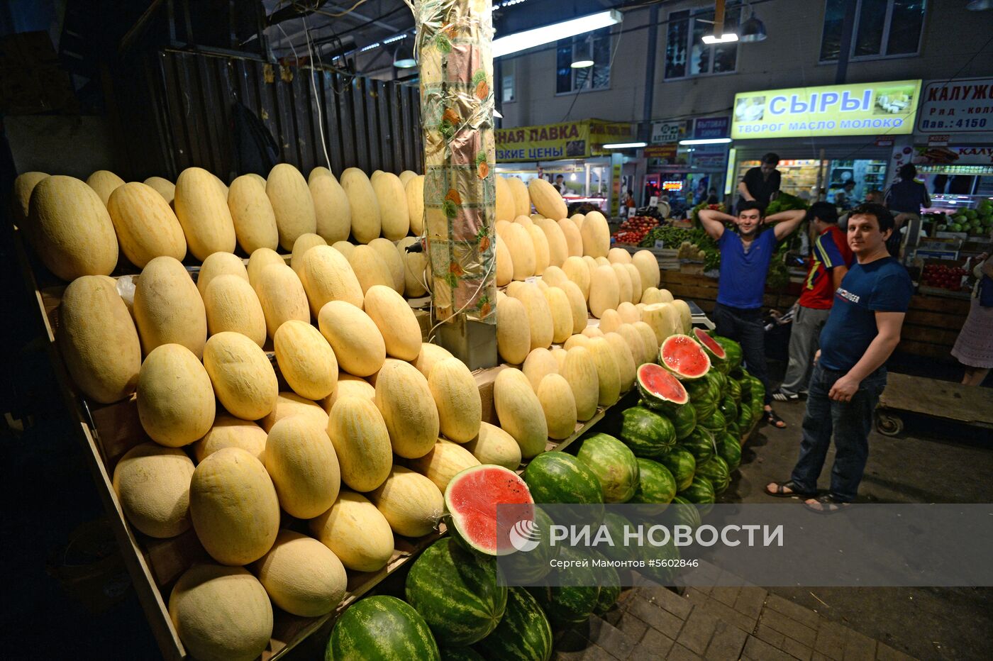 Продажа дынь и арбузов в Москве. 