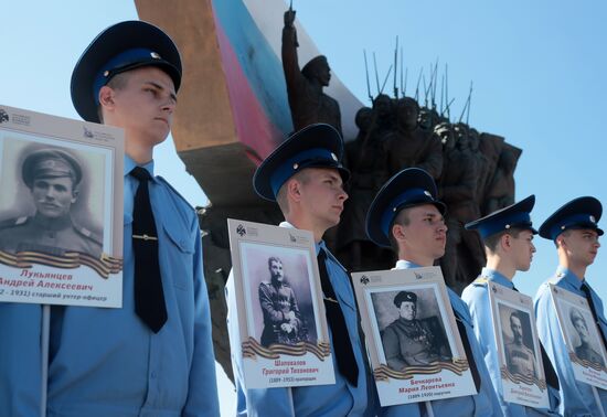 Возложение венков к подножию памятника Героям Первой мировой войны 